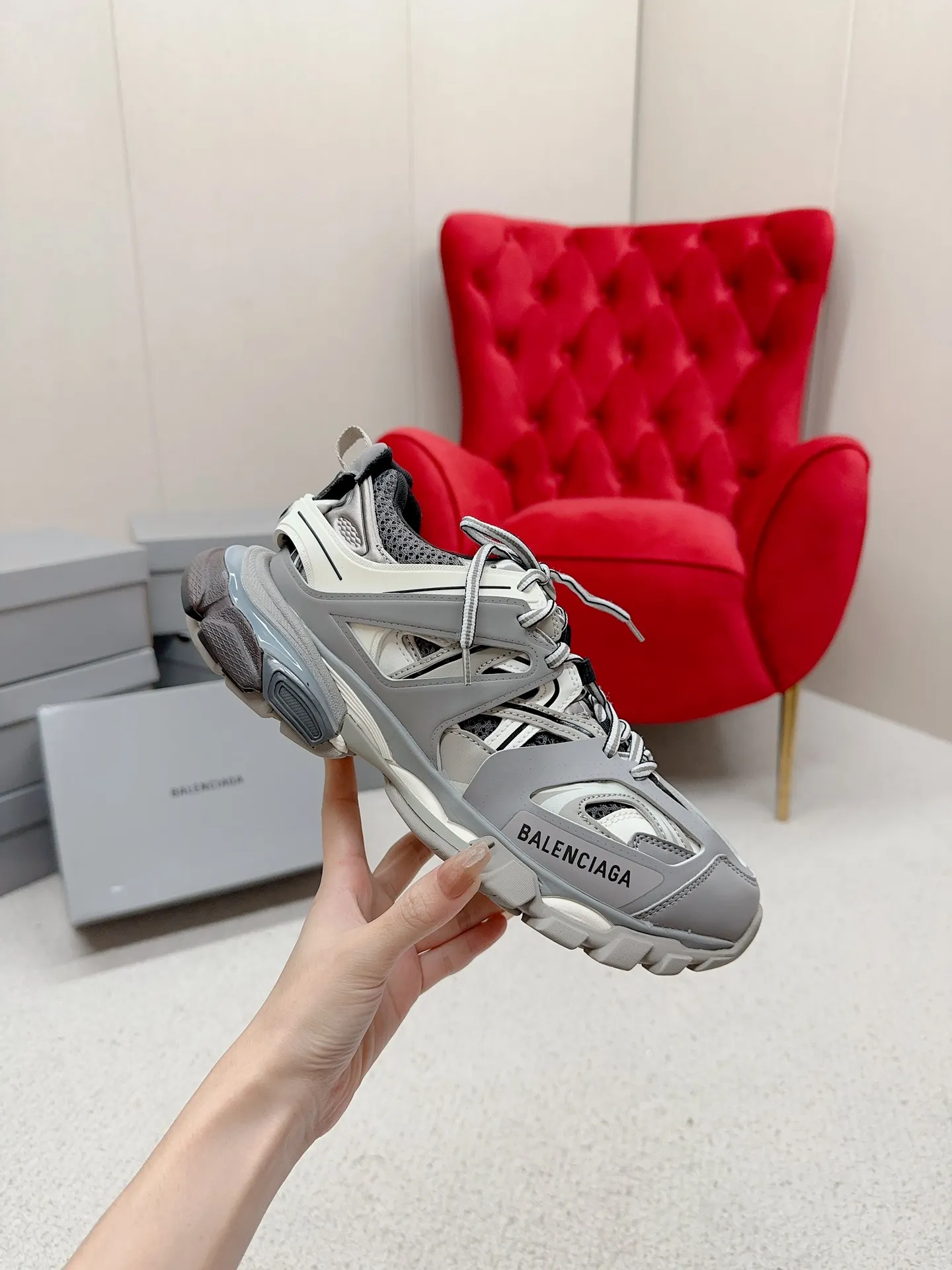 👟👟Ex-factory price 980👟👟 Men's size +10 𝐁𝐚𝐥𝐞𝐧𝐜𝐢𝐚𝐠𝐚|||𝐭𝐫𝐚𝗰𝐤 series 𝟑.𝟎Three generations of sports dad shoes‼ ️ [Top high-end quality from Dongguan Factory] Balenciaga dad shoes ~ super fashionable ~ full and three-dimensional shoes ~ amazing lines ~ very soft and light on the feet ~ super comfortable ~ versatile for commuting ~ can be paired with mid-calf socks, bell bottoms, wide-leg pants, overalls, very high-end ~ very manly and handsome ~ suitable for spring, summer, autumn and winter all year round... ⇢✈ Upper: Exclusive 1:1 original molded custom imported technical fabric mesh + imported cloth + 3M reflective strips [composed of 108 sub-pieces] ⇢✈Inner lining: Breathable mesh ⇢✈Outsole: Exclusive 1:1 original molded PU+TPU+EVA+rubber, a total of 13 sets of grinding tool combinations ⚠️Difference in market currency ~ high-end quality is definitely different ⇢✈𝐒𝐈𝐙𝐄Females: 35, 36, 37, 38, 39, 40 ⇢✈𝐒𝐈𝐙𝐄Men: 39, 40, 41, 42, 43, 44, 45